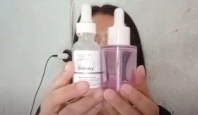 BATTLE REVIEW SKINCARE - Melalui battle review skincare ini, kamu dapat bandingkan perbedaan serum The Ordinary VS Avoskin. - Foto tangkap layar YouTube/Tatiana Channel.