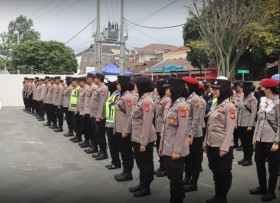 Sejumlah personel Polres Garut amankan lalu lintas kendaraan di jalur wisata pada momen libur panjang. Instagram/@polresgarut.