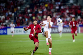 Qatar vs Indonesia - Rafael Struick berduel dengan pemain Qatar dalam pertandingan perdana Grup A Piala Asia U-23 2024. Dok: PSSI.