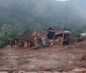 LONGSOR DAN BANJIR - Desa Cigintung, Kecamatan Cipongkor, Kabupaten Bandung Barat dilanda bencana banjir dan tanah longsor. (Instagram/@infobandungbarat).