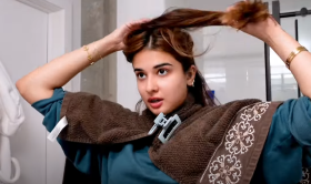 Mahnoor menunjukkan proses mewarnai rambut di rumah dengan warna coklat tua hangat, memutuskan untuk kembali ke warna alami demi kesehatan rambut. Foto @mahnoormtl.