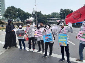 Massa buru berpenampilan kostum pantomim pada May Day 2024. Dok: RRI.