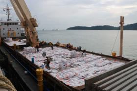 (Situasi bongkar muat barang di pelabuhan/foto: bulog.co.id)