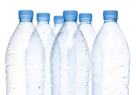 BAHAYA BPA PADA AIR MINUM DALAM KEMASAN - Ilustrasi botol air minum plastik. BPOM mengeluarkan aturan wajib terkait BPA pada kemasan polikarbonat. (Foto: Ilustrasi/Freepik).