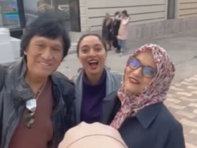 Marisa Haque (kanan) istri Ikang Fawzi bersama keluarga. Marisa dikabarkan meninggal dunia. (Foto: Instagram/@marissahaque).