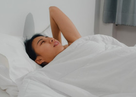KONDISI HIPERSOMNIA JANGAN DIANGGAP SEPELE - Ilustrasi perempuan tidur. Berikut gejala hingga dampak bahayanya. (Foto: Freepik).