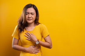ASAM LAMBUNG - Ilustrasi seorang perempuan merasakan panas di dada akibat asam lambung naik. Berikut ini 5 jus buah yang dapat menetralkan asam lambung. Ilustrasi/Freepik.
