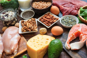 PROTEIN HEWANI CEGAH MALNUTRISI - Ilustrasi makanan mengandung protein hewani. Dokter lulusan UI, dr. Yoga sarankan anak diberi protein hewani. Foto: Freepik.