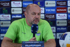 Pelatih Persib Bandung, Bojan Hodak saat konferensi pers setelah laga melawan Port FC yang berakhir dengan skor 0-1. (Foto: Persib.co.id).