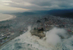 BPBD MINTA WARGA TIDAK PANIK - Ilustrasi tsunami. Berdasarkan peta bahaya tsunami BKMG, tiga kecamatan Cianjur wilayah selatan berpotensi terdampak. (Foto: Freepik).