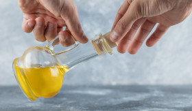 PULLING OIL - Teknik pulling disebut bisa gantikan obat kumur untuk membersihkan dan gaja kesehatan mulut, ini penjelasan dokter. -Foto ilustrasi freepik/azerbaijan_stockers.
