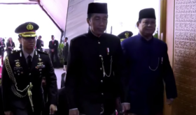 Prabowo Subianto resmi dilantik sebagai Presiden ke-8 RI, menggantikan Jokowi. Dalam suasana hangat, Prabowo dan Jokowi terlihat saling senyum dan bercanda.