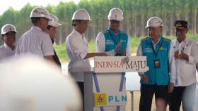 Presiden Joko Widodo alias Jokowi sedang meresmikan proyek.  Foto sekneg.