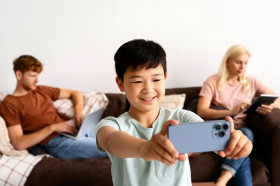Ilustrasi anak bermain HP. Anggota DPR RI meminta pemerintah untuk segera membuat SKB terkait pembatasan internet dan penggunaan ponsel bagi anak. (Foto: Ilustrasi/Freepik).