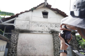 NAPAK TILAS - Bangunan bersejarah Stasiun Pangandaran. Jalur kereta api Banjar-Pangandaran-Cijulang dibuat karena memiliki pemandangan alam yang memukau serta eksotik. - Humas PT KAI.