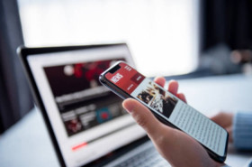 Ilustrasi website berita dibuka Handphone. Kemenkominfo tegaskan Perpres Publisher Rights tak menyasar kreator konten. (Pixabay).