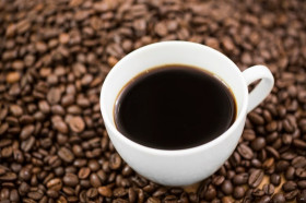 KONSUMSI KAFEIN HARIAN TIDAK LEBIH DARI 400 MG - Ilustrasi kopi hitam. Sebab konsumsi kopi berlebihan dalam memicu penyakit serius. (Foto: Freepik).