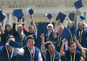 TATA TERTIB UTBK-SNBT 2024 - Ilustrasi mahasiswa ITB wisuda. Perlu diketahui tata tertib UTBK-SNBT 2024 di ITB untuk calon mahasiswa. (dok. itb.ac.id)