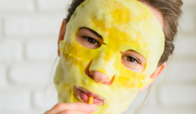MASKER KUNYIT - Bikin masker kunyit sendiri, memangnya nggak bikin kulit jadi kuning? - Foto ilustrasi/freepik.