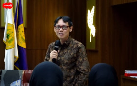 Dosen Ilmu Komunikasi Universitas Pakuan Bogor, Feri Ferdinan Alamsyah saat menyampaikan materi dalam acara HARSIARDA. Tangkap layar YouTube KPID Jabar.