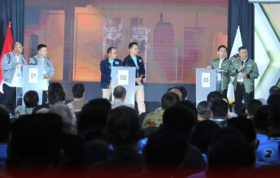 Debat Pilwalkot Cimahi 2024 jadi sorotan! Kegaduhan pendukung dinilai mengganggu jalannya acara. Ketertiban jadi sorotan publik. @kpu_kota_cimahi