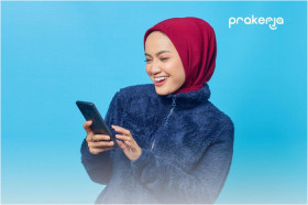 PRAKERJA GELOMBANG 65 –Ilustrasi seorang wanita sedang memegang handphone. Prakerja dukung ibu rumah tangga punya penghasilan dari rumah. Pendaftaran gelombang 65 sedang dibuka. –Ilustrasi Instagram/@prakerja.go.id.