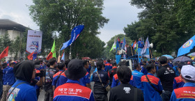 (Demontrasi di Depan Gedung Sate/foto: Pohan)