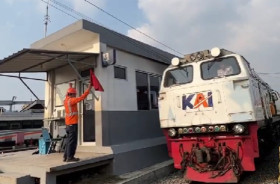 Ilustrasi kereta api akan berhenti di stasiun. PT KAI telah membuka layanan pemesanan tiket KAI untuk masa Lebaran Idul Fitri 2024. (Instagram/@keretaapikita).