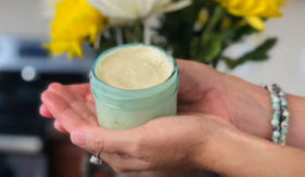 DIY LOTION - Selain skincare wajah, jangan lupa untuk merawat kulit tubuh juga. DIY lotion ini dapat bantu jaga kelembapan kulit. - Foto tangkap layar YouTube/Connie Riet.