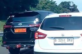 MOBIL PLAT DINAS TNI - Video viral pengendaran mobil gunakan plat dinas Mabes TNI bersikap arogan di jalan tol. Instagram/@jakartaselatan24jam.