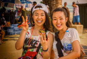 Ilustrasi dua wisatawan wanita berlibur di Pattaya, Thailand. Foto Portraitor