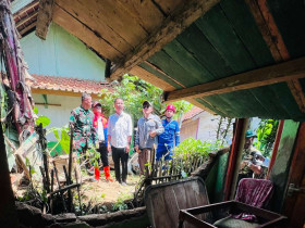 GEMPA GARUT - Pj Gubernur Jawa Barat Tinjau Lokasi Terdampak Gempa di Garut.- website/jabarprov.go.id