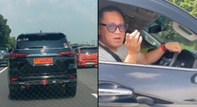 SOPIR AROGAN - Pengemudi Fortuner Arogan yang sok Jago Ngaku Adik Jenderal tinggal tunggu dipanggil polisi. -@tantekostt.
