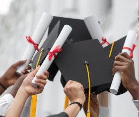 Ilustrasi toga wisuda. Berikut daftar universitas favorit di Indonesia dengan biaya kuliah atau UKT. Ilustrasi/Freepik.