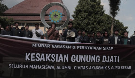 Guru Besar UIN Bandung, Asep Saeful Muhtadi (tengah) sedang berorasi menggunakan toa di kampus bersama mahasiswa. (Ist).