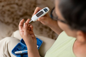 GIABETES PADA WANITA - Ilustrasi seorang wanita mengecek kadar gula darah. Kenali ciri-ciri gejala diabetes pada wanit yang perlu diwaspadai. (Foto: Freepik).