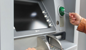 BANK PENYALURAN DANA PIP -Ilustrasi menggunakan kartu ATM. Peserta bisa aktivasi disalah satu bank yang bekerja sama dengan PIP untuk klaim dana pendidikan. -Ilustrasi Pixabay/ Peggy_Marco