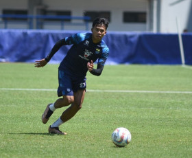 Pemain Persib Bandung sekaligus bek timnas Indonesia, Edo Febriansah dipastikan absen saat timnya lawatan ke markas Barito Putera. (Persib.co.id).
