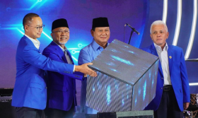 Kebersamaan Zulhas dan Prabowo di acara PAN. Ketua Umum DPP Partai Amanat Nasional (PAN), Zulkifli Hasan pasang badan menghadapi wartawan. - Foto @zul.hasan.