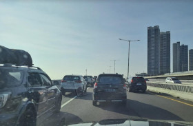 KECELAKAAN MUDIK LEBARAN. Kecelakaan beruntun melibatkan 3 mobil, petugas patroli hampiri korban. -Dok: AyoBacaNews.com.