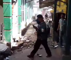 Tampak seseorang berjalan sesuai terjadi gempa Bandung hari ini, terlihat material bangunan rusak dampak gempa. (Foto: Instagram/@infobandungkota).