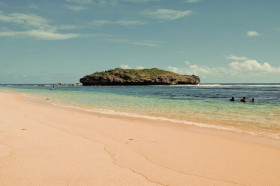 RECOMENDATIONS- Uncovering Yogyakarta's Hidden Coastal Gems, Recommended Beaches to Visit (Source: https://ratunyatravel.com/)
