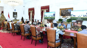 PRESIDEN JOKOWI -  Presiden Jokowi Gelar Rapat Terbatas Bahas Penanganan Pengungsi Erupsi Gunung Ruang.- website/presidenri.go.id