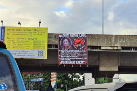 Pemasangan spanduk "Megawati Ketum Ilegal" di Tol BORR memicu kontroversi. PDIP menegaskan bahwa ini adalah upaya provokasi untuk memecah belah partai menjelang Kongres 2025. Instagram: @rekafaturachman)