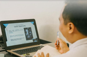 PRAKERJA GELOMBANG 64 –Ilustrasi seorang pria di depan laptop. Jangan lepas kesempatan emas, pembelian pelatihan Prakerja gelombang 64 segera ditutup –Ilustrasi Instagram/@prakerja.go.id.
