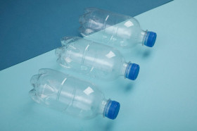 Ilustrasi botol plastik. Menurut sebuah studi penggunaan berulang botol plastik dapat picu masalah kesehatan parah. Ilustrasi/Freepik.