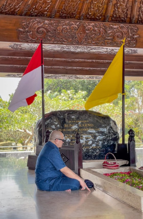 (LaNyalla ziarah ke makam Soekarno/Foto: lanyallahcenter.id)