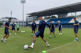 Skuad Persib Bandung menjalani latihan pemulihan pasca bertanding melawan PSIS Semarang di pekan ke-26 Liga 1 2023/2024. (Persib.co.id).