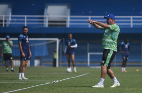 Pelatih Persib Bandung, Bojan Hodak sedang mengarahkan anak asuhnya dalam agenda latihan bersama menjelang lawan Barito Putera. (Persib.co.id).