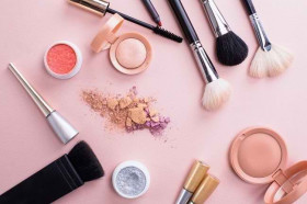 SKINCARE- Hati-hati! Ini Fakta tentang Hidroquinon, Bahan Pemutih Kulit yang Perlu Kamu Kenali (Sumber: https://www.alodokter.com/)